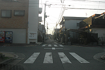 道を進むと交差点がありますので、ここをさらに直進すると線路に当たります。